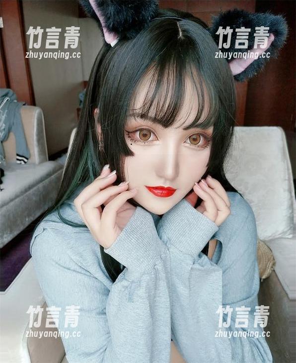 夏鸽鸽不想起床温泉女老板的梦幻cos图册：穿越现实与幻想的绝美之旅