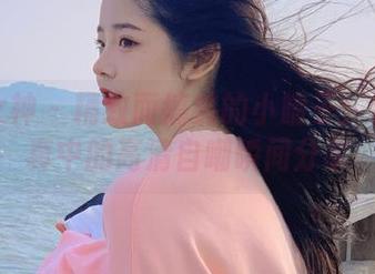 头条女神 – 精致而搞笑的小晴子：白丝写真中的高清自嘲瞬间分享