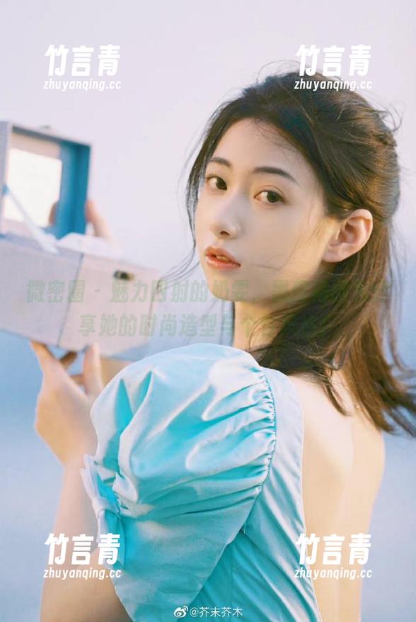 微密圈 - 魅力四射的奶雯，黑皮裙图包分享她的时尚造型与个性风格！