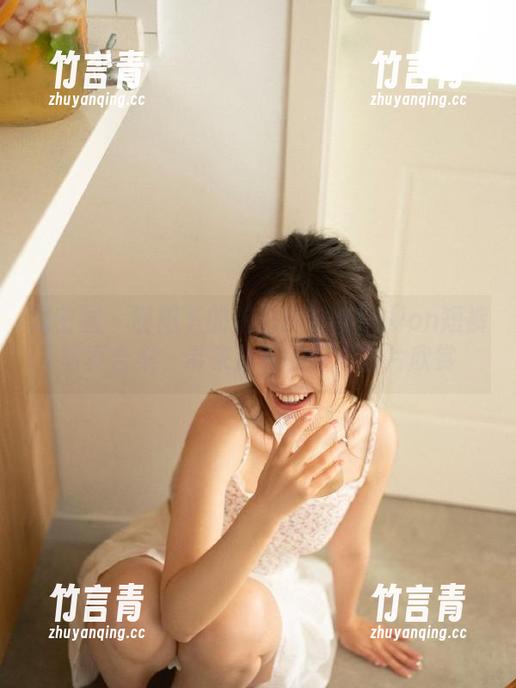 微密圈 - 暖阳下的魅力：姐姐Lalion短裤写真合集，带来独特的时尚图片欣赏