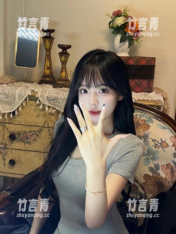 探索时尚新境界，下载姜仁卿(강인경)礼服写真网盘，快来感受魅力！