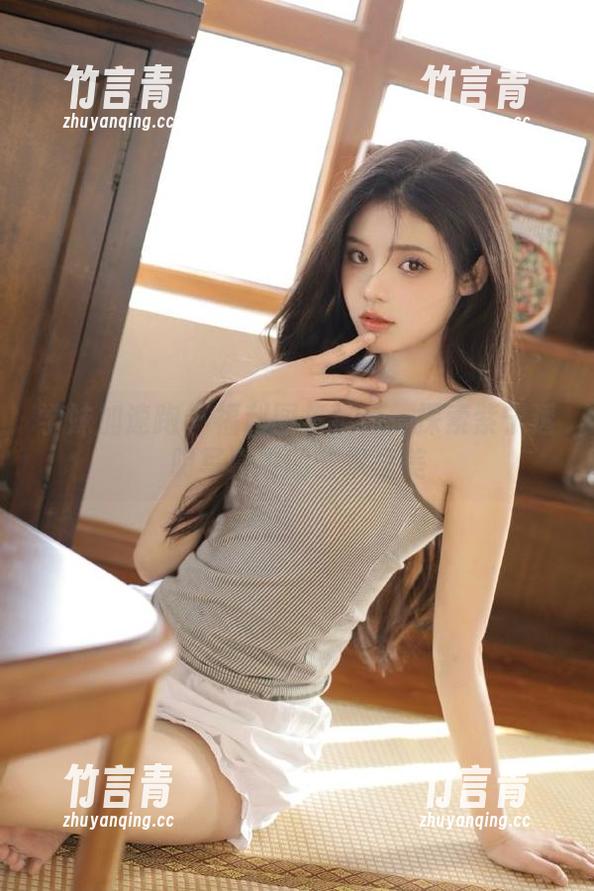 学妹加速跑 - 福利图集推荐：探索紫宁透明写真中的艺术之美