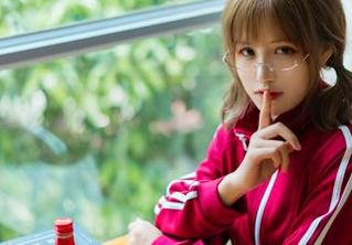泳装战姬出击：小仓千代w以樋口円香泳装cos照片点燃你的夏日幻想！
