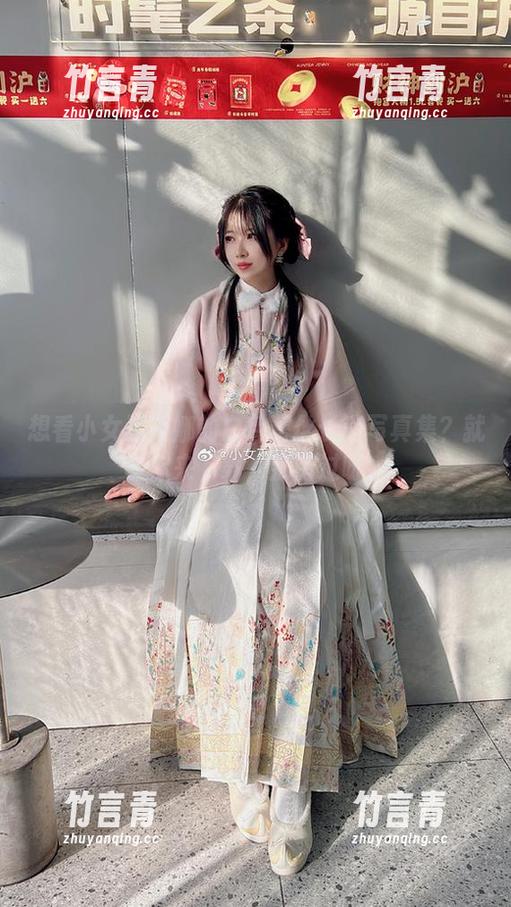 小女巫露娜 想看小女巫露娜的白色蕾丝长筒写真集?就等你来下载,别错过呀!