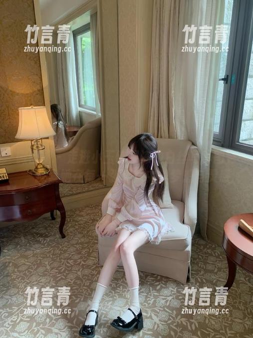 微密圈 - 走进小玉吃果冻的白丝写真图包，探索她在每一张照片中的梦想与灵感