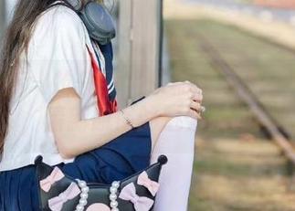 少女秩序 – 抢先看！乐栀私房原图JK写真，清新脱俗的魅力瞬间！