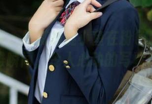 少女秩序 – 细腻捕捉小鱼在粉色肚兜中的优雅瞬间，令人心动的写真作品