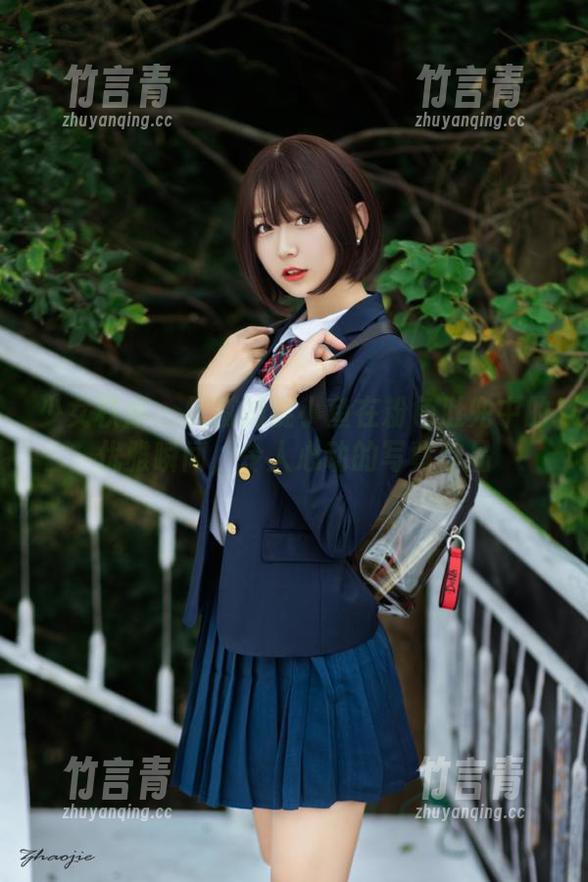 少女秩序 - 细腻捕捉小鱼在粉色肚兜中的优雅瞬间，令人心动的写真作品