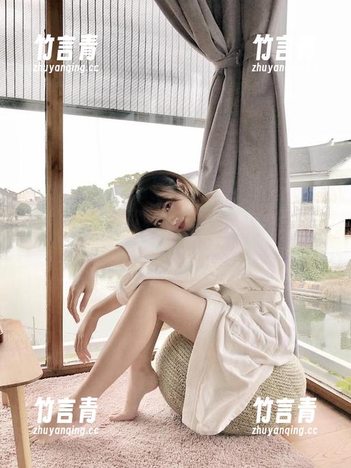 尤果网 - 从小欧制服系列看时尚：精致写真合集及迷人照片
