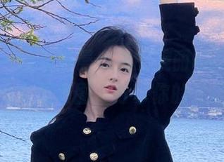 尤果网 – 收集曼曼自拍的美丽瞬间，下载她的专属套图，分享你的赞美！