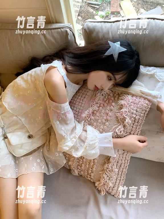 尤果网 - 莉恩修女的视觉盛宴：穿越时空的美图合集展现内心世界