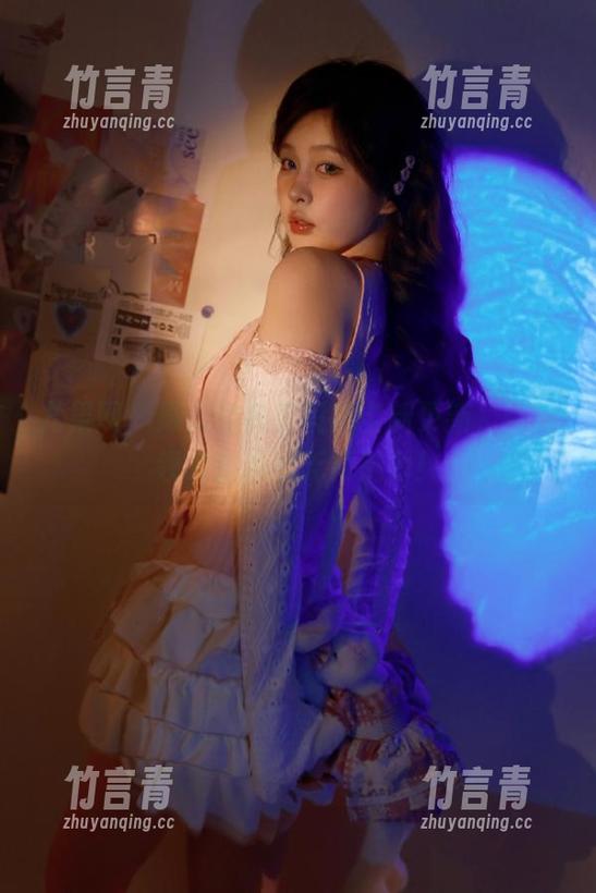 尤果网 - 顾欣怡教室写真全新更新，带你领略青春的无尽魅力！