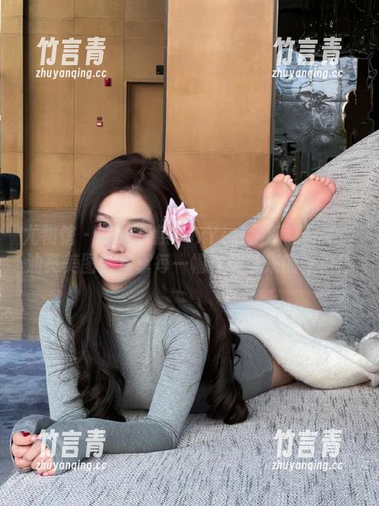 尤物馆 - 在线聚焦FoxYini孟狐狸与她的油亮美图，尽享每一幅作品带来的惊艳！