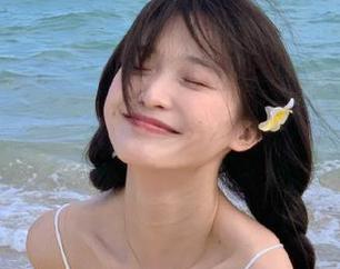 尤蜜荟 – 舒适与时尚的碰撞，Emily尹菲短裤写真美图让你领略个性魅力与无限创意！