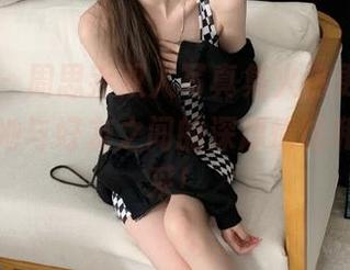 尤蜜荟 – 周思乔双人写真集火热更新，与你分享她与好友之间的深厚情谊和迷人风采！