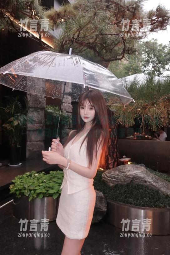 尤蜜荟 - 是小逗逗海边写真套图：在阳光下舞动的青春印记合集独家呈现