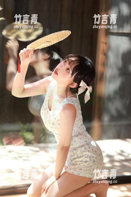 就是阿朱啊 微密圈 - 就是阿朱啊红肚兜乘务员写真全集下载:地铁缆车中的别样风情
