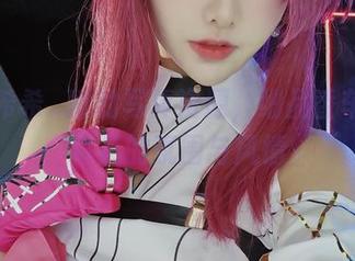解锁希希_啾的写真资源，细品香车美人背后的氛围与风情