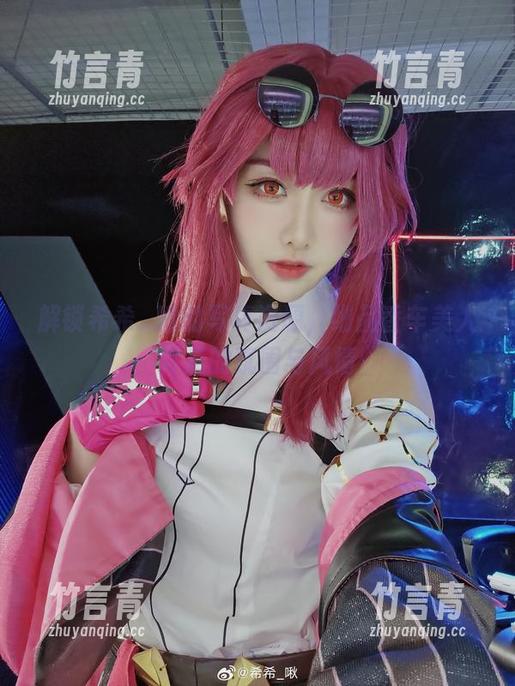 解锁希希_啾的写真资源，细品香车美人背后的氛围与风情