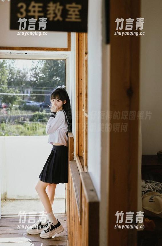 张思允 微密圈 - 张思允身穿牛仔短裤的原图照片,捕捉到了夏天最美的瞬间