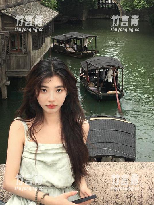 星颜社 - 在线观赏：张灵儿教室图集，青春记忆的无限延伸与视觉享受