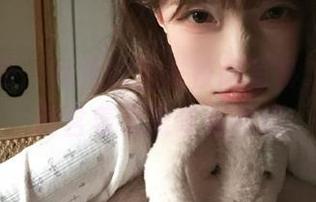 月下摄影 – 秀秀的浅发校服写真，美图中蕴含着无限青春回忆