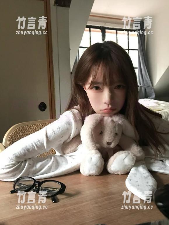 月下摄影 - 秀秀的浅发校服写真，美图中蕴含着无限青春回忆