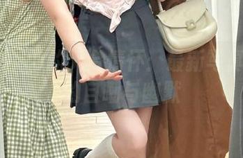 木棉棉OwO的天台情怀：最新写真图库中的自嘲与幽默