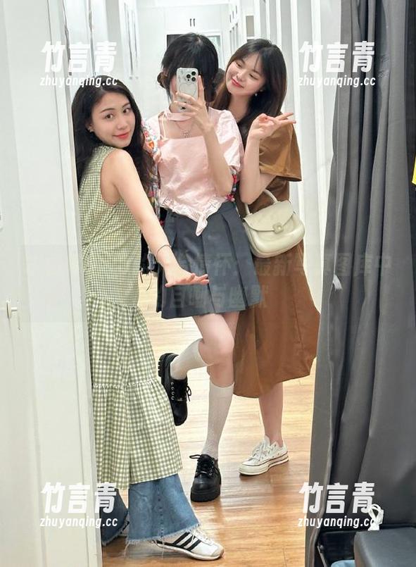 木棉棉OwO 木棉棉OwO的天台情怀:最新写真图库中的自嘲与幽默