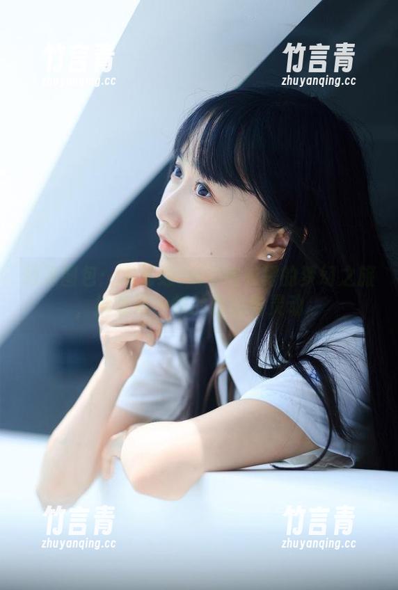 木绵绵OwO 精选图包:木绵绵OwO连衣裙的梦幻之旅,捕捉每一刻的优雅与灵动。