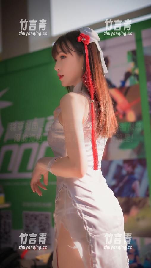 森萝财团 - 小满比基尼高清写真：看似悠闲的海边，其实我心里在狂刷卡路里！