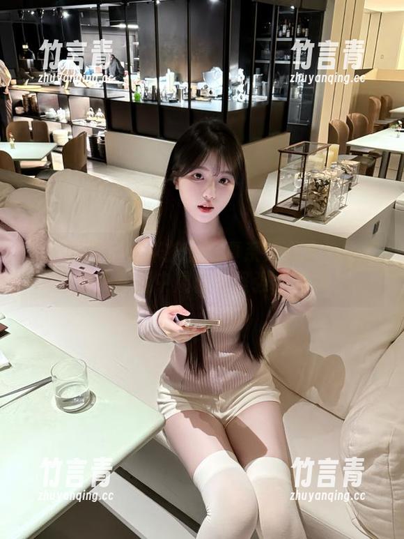 森萝财团 - 甜米护士写真系列合集：分享她在护理中展现的坚强与美丽