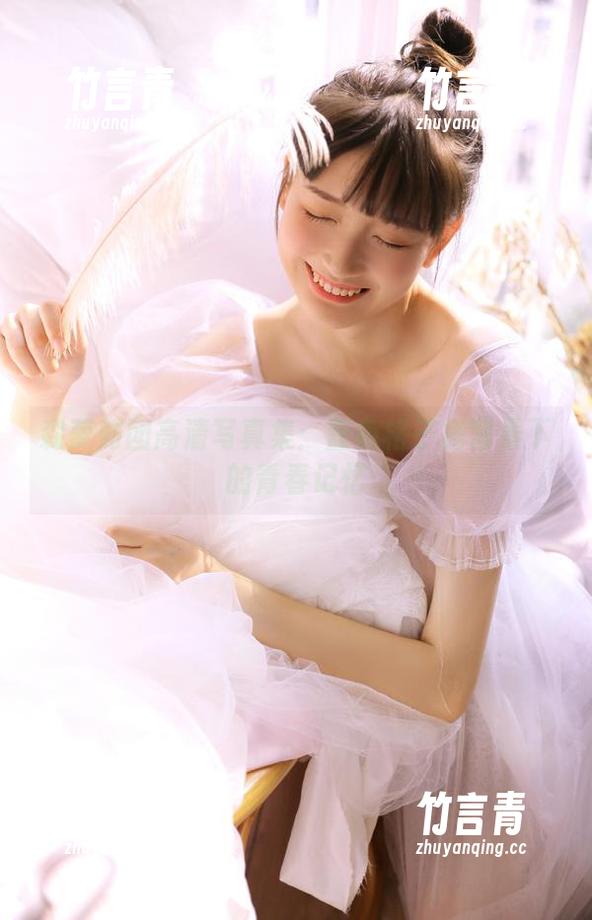 森萝财团高清写真集：蓝色格子裙背景下的青春记忆