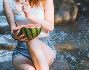模范学院 – 奶牛的艺术魅力，噜噜妞儿定制精美画像深度解析