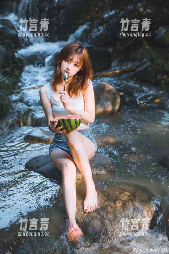模范学院 - 奶牛的艺术魅力，噜噜妞儿定制精美画像深度解析