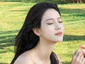 观看泥泥汝的居家写真合集，准备好被她的生活态度与时尚感所感染了吗？