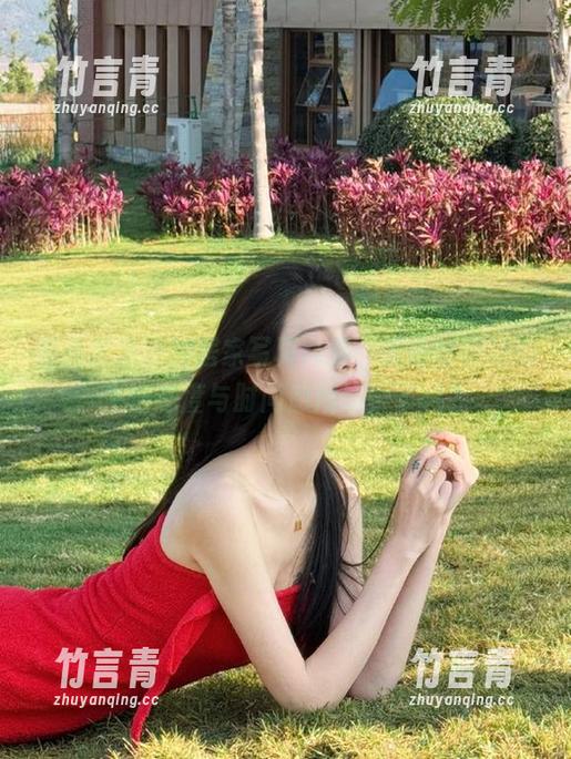观看泥泥汝的居家写真合集，准备好被她的生活态度与时尚感所感染了吗？