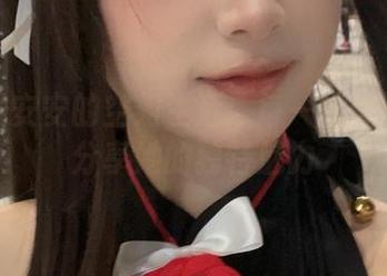 探索浅安安的空姐生活：每一幅美图都在分享她的独特魅力