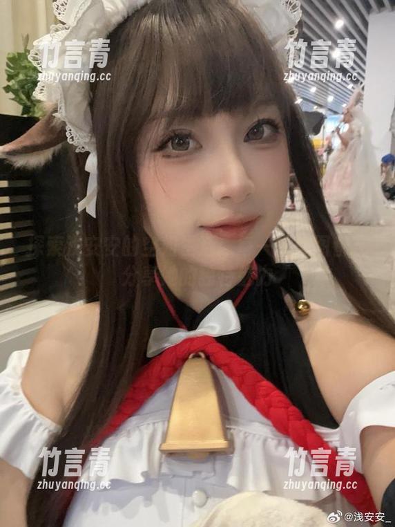 探索浅安安的空姐生活：每一幅美图都在分享她的独特魅力