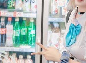 “海克斯科技小蛋糕”与八月定制OL的绝美写真：一场视觉与心灵的碰撞