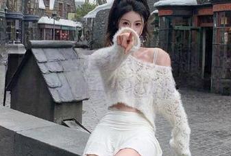爱蜜社 – 下载逗逗doudou的职业装写真集，感受她在职场中的优雅与职人风范