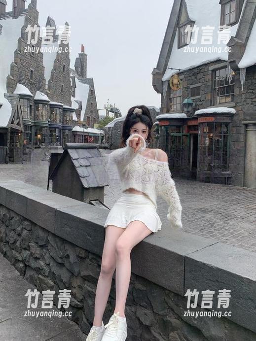 爱蜜社 - 下载逗逗doudou的职业装写真集，感受她在职场中的优雅与职人风范