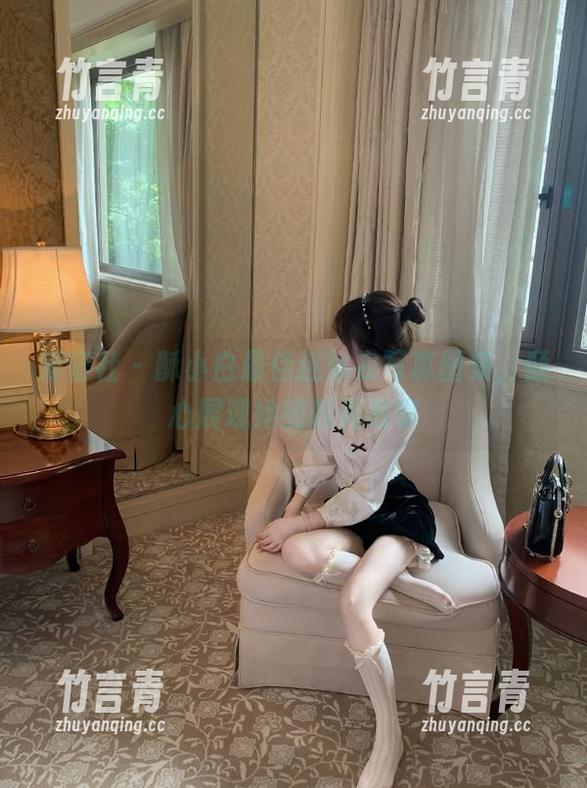 爱蜜社 - 酥小白最佳连体衣写真图集，倾心展现她的时尚故事