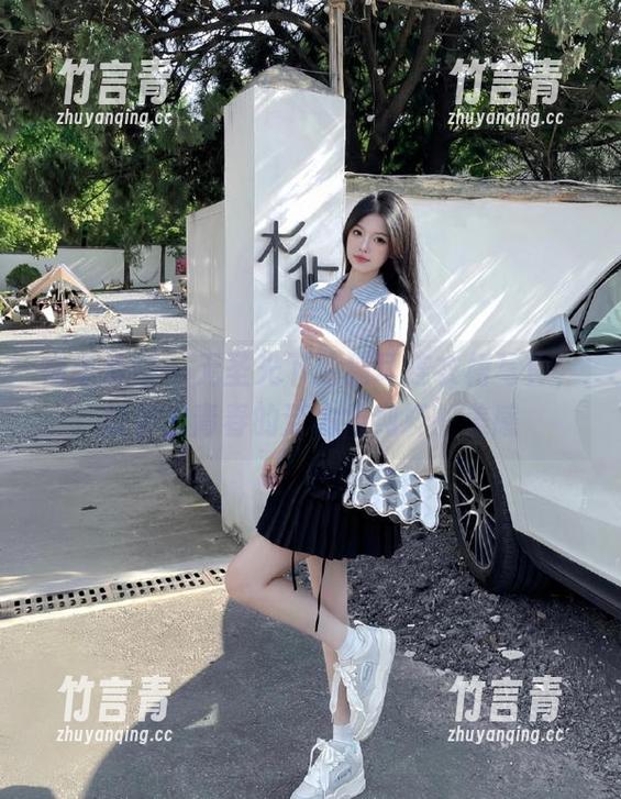 物恋传媒 - 无圣光下的猫耳连衣裙写真，折射出青春的活力与纯粹的美感