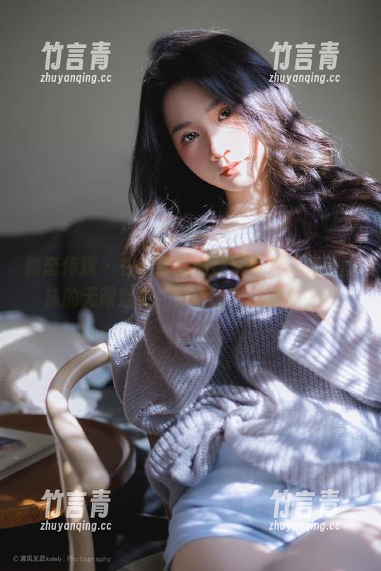 物恋传媒 - 在菲菲的网袜写真中，感受丝袜的无限魅力，照片让人心驰神往！