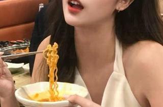 微密圈 – 享受琳铛铛赋予的性感单反大作福利写真，感受那份美丽与诱惑交织的无与伦比魅力！