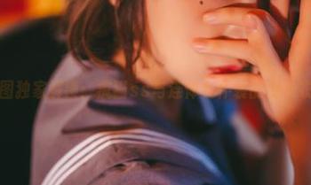 私拍原图独家解锁：疯猫ss与连体女仆装的少女衣橱故事