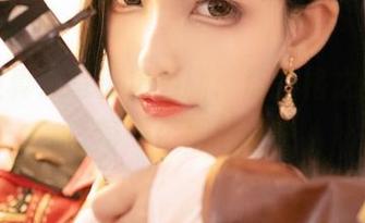 神乐坂真东写真集更新：蓝白格之美，尽在每一个细节之中