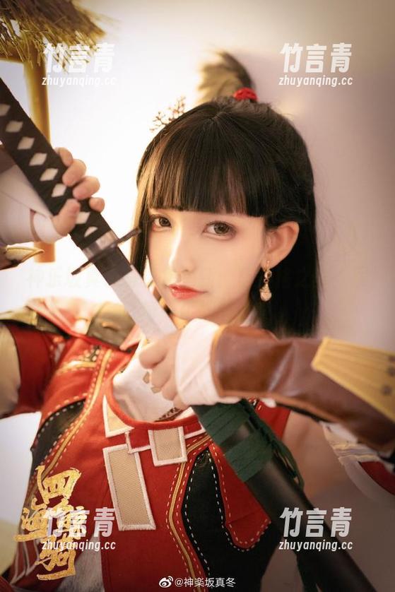 神乐坂真东写真集更新：蓝白格之美，尽在每一个细节之中