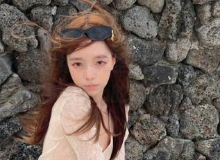 秀人网 – 九千柒柒无圣光透明写真合集，透视她内心的独特表达